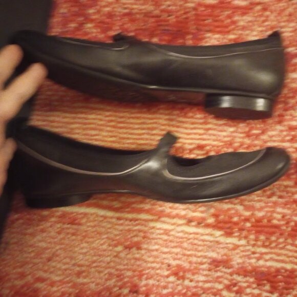 Kenneth Cole Reaction Mary Janes size 9 - Picture 4 of 11